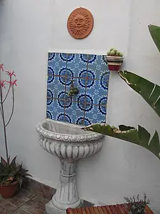 Dekorativt stykke, Farve med flere farver, Stil håndlavet, Majolika, 10x10 cm, Overflade blank